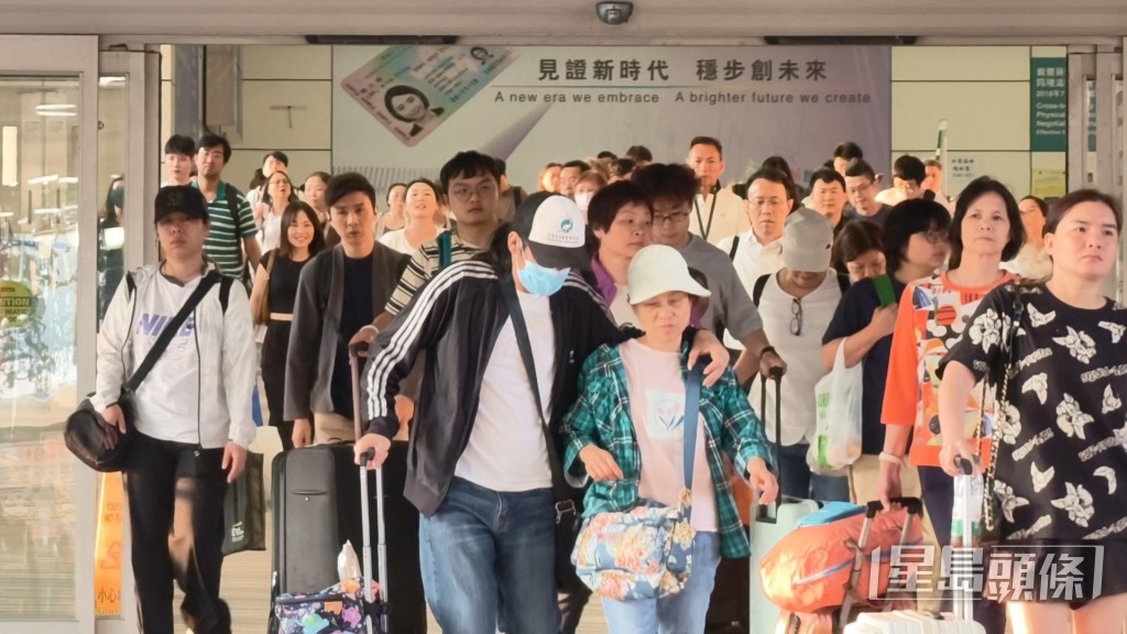亦有不少旅客從口岸南下抵港。
