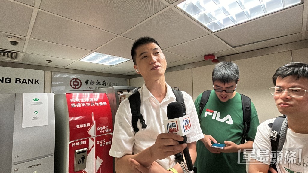 吳先生指內地服務質素較佳。林思明攝 吳先生指內地服務質素較佳。林思明攝