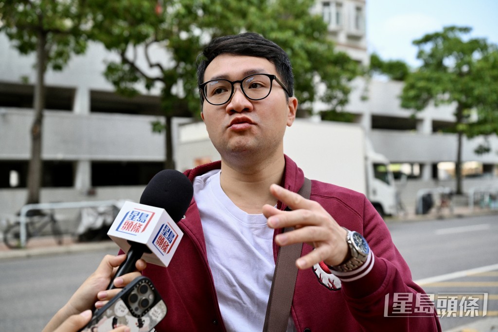 居民何先生表示,「管業處貼出來的報價最貴為2、30萬,這個都只是拆網,之後如果再安裝棚網,可能都要再另外加錢,所以都未知情況。」 居民何先生表示,「管業處貼出來的報價最貴為2、30萬,這個都只是拆網,之後如果再安裝棚網,可能都要再另外加錢,所以都未知情況。」