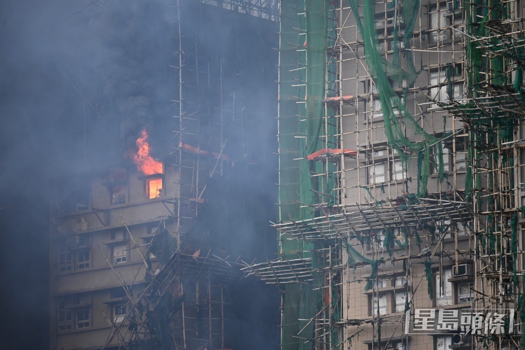 今晨宏福苑五級火仍未救熄。蘇正謙攝