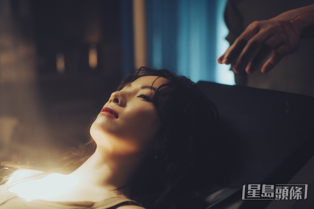 MV中她嘗試不同造型配合大膽劇情。 MV中她嘗試不同造型配合大膽劇情。
