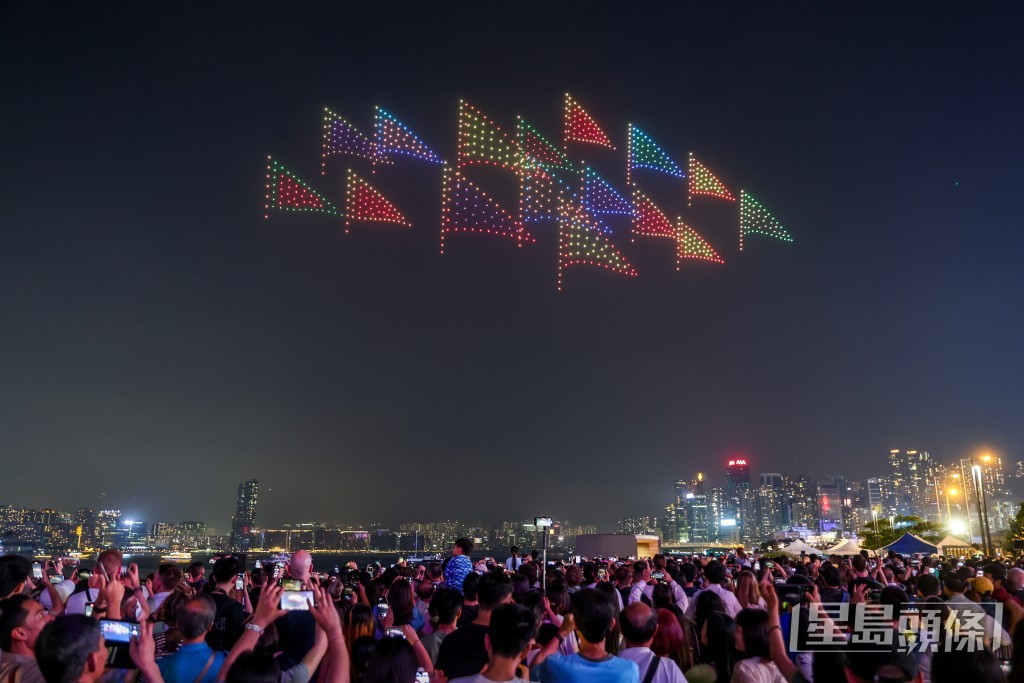 多面彩旗在空中飄動。 多面彩旗在空中飄動。