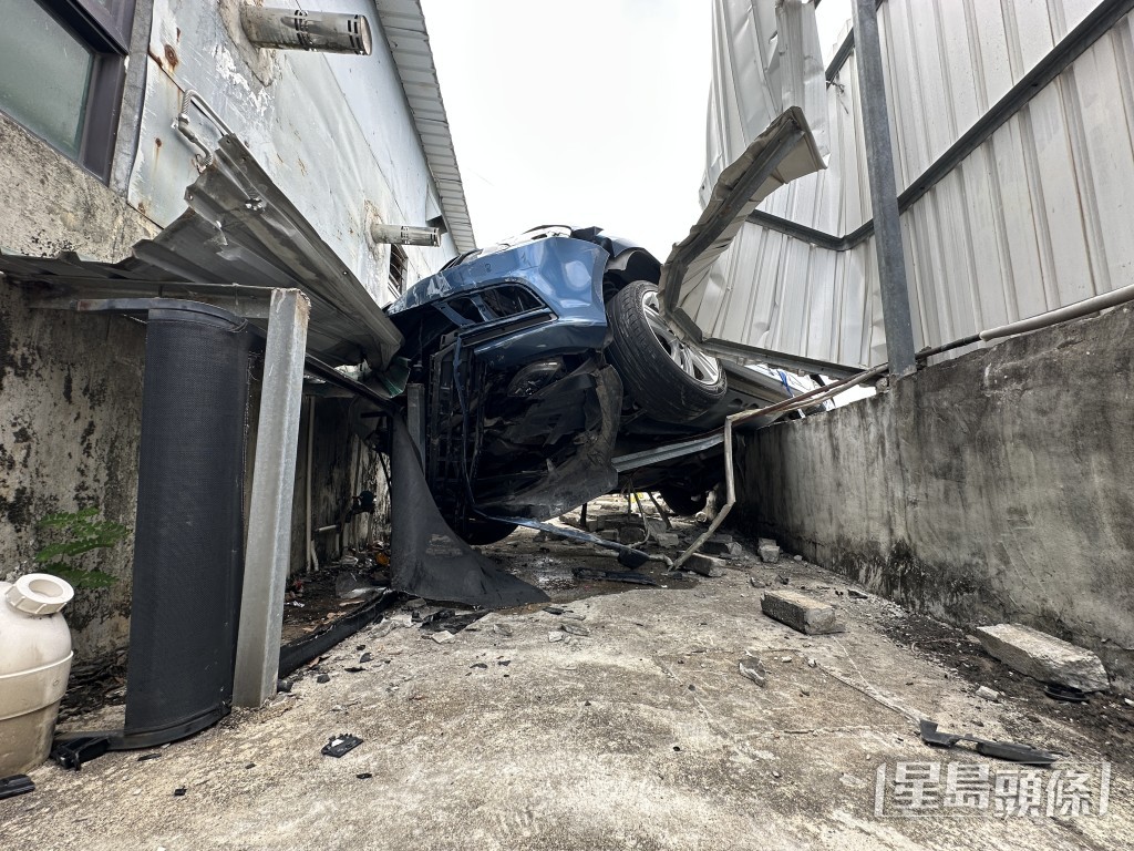 私家車險衝入村屋內。 私家車險衝入村屋內。