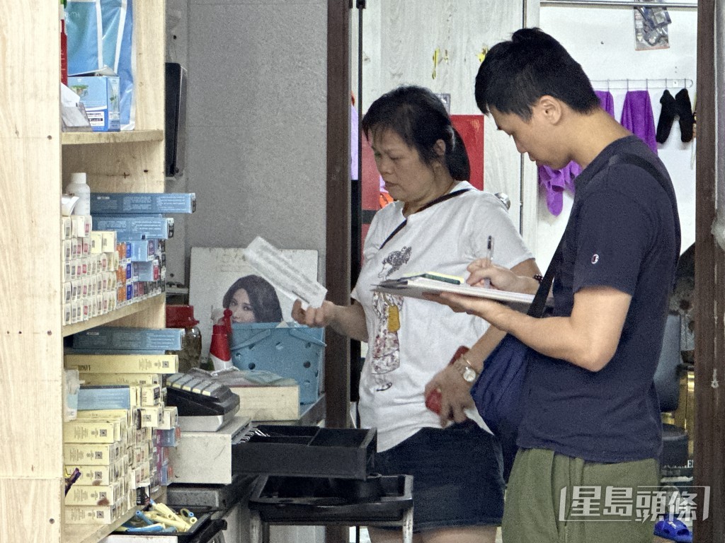 女店東李女士協查。林思明攝