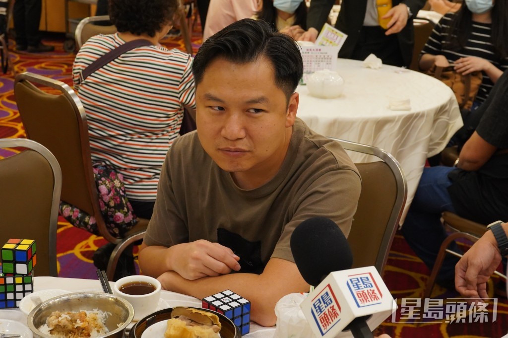巿民李先生則乘假期，與家人一同嘆茶 。葉偉豪攝