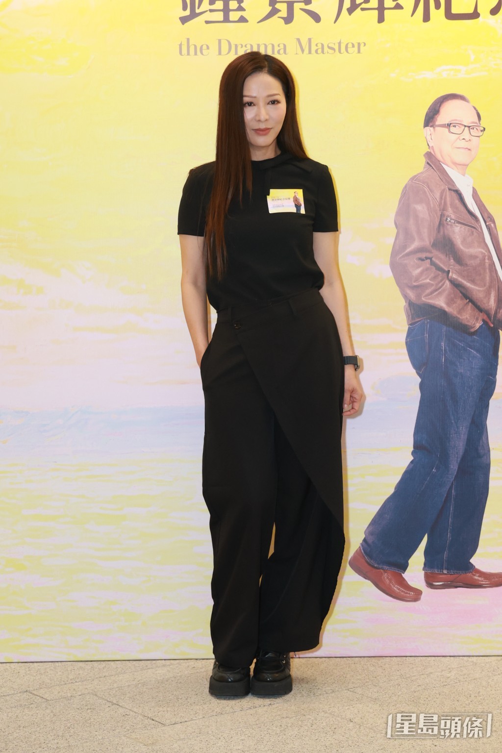 滕麗名出席「戲劇大師鍾景輝紀念展覽」揭幕禮。