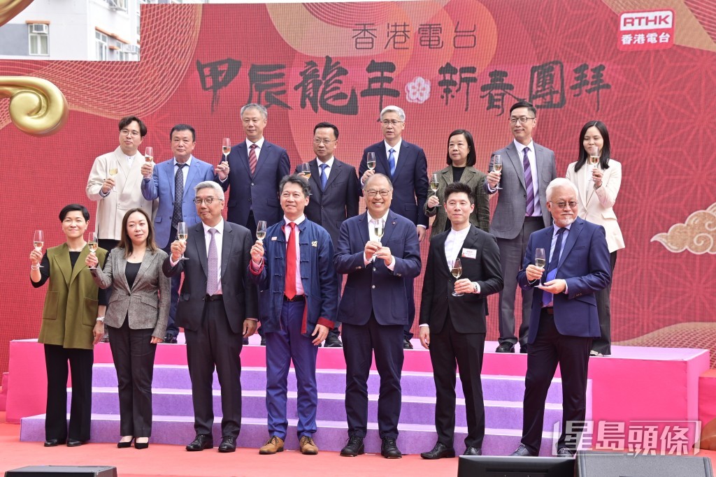 上月香港電台新春活動上，一眾電子媒體的高層祝酒，馬浚偉代表新城出席。 