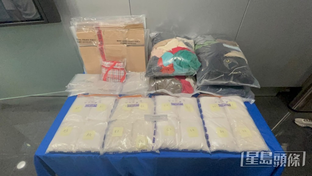 警方展示檢獲的毒品及證物。楊偉亨攝 警方展示檢獲的毒品及證物。楊偉亨攝