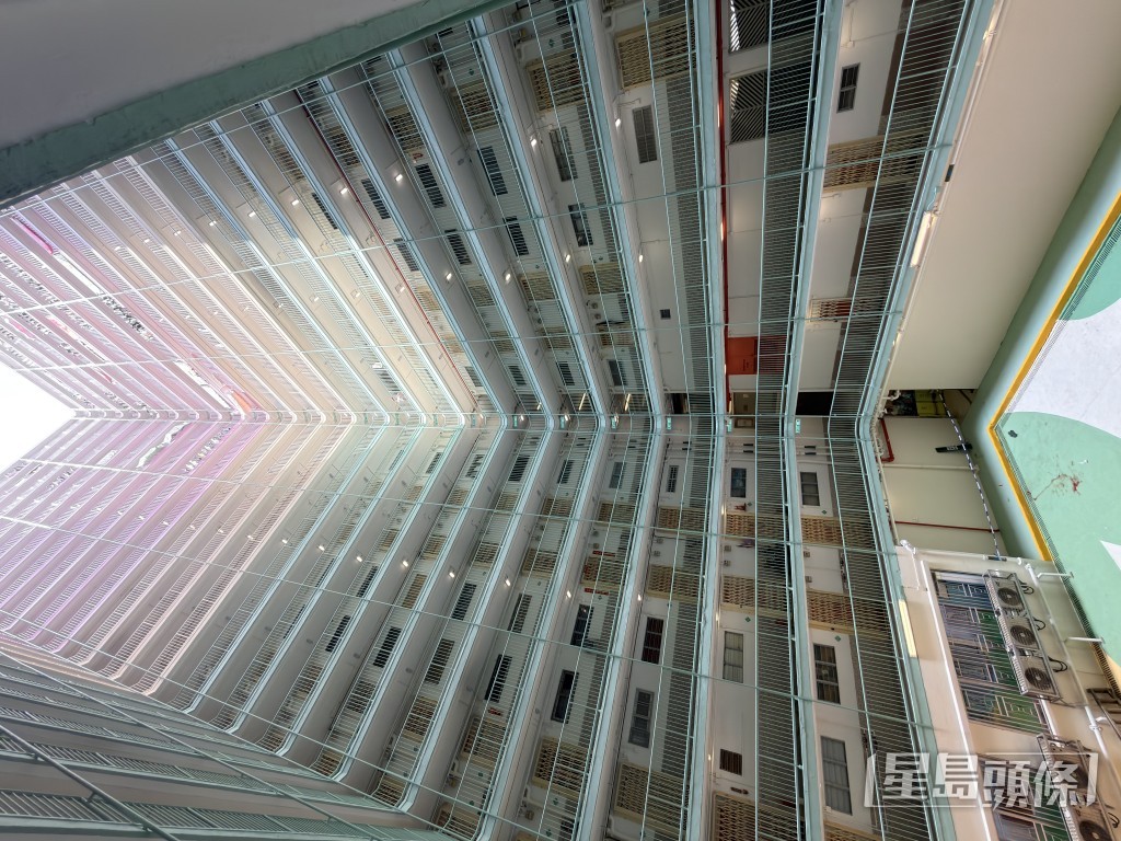 女子由高处堕下天琴楼地面。梁国峰摄