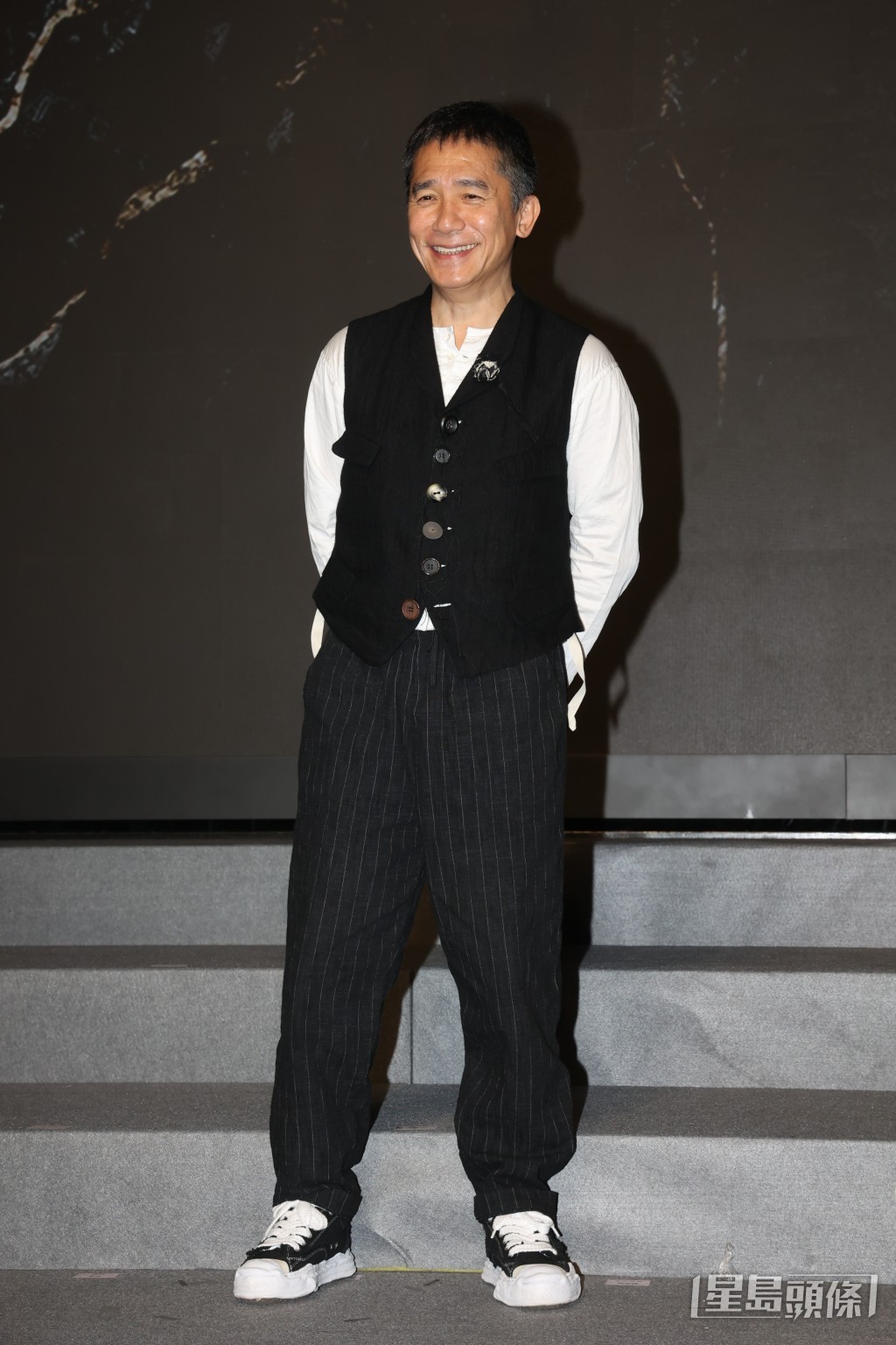 去年4月梁朝偉現身Filmart出席英皇電影新片巡禮，梁朝偉穿上日本設計師三原康裕的溶解鞋現身。