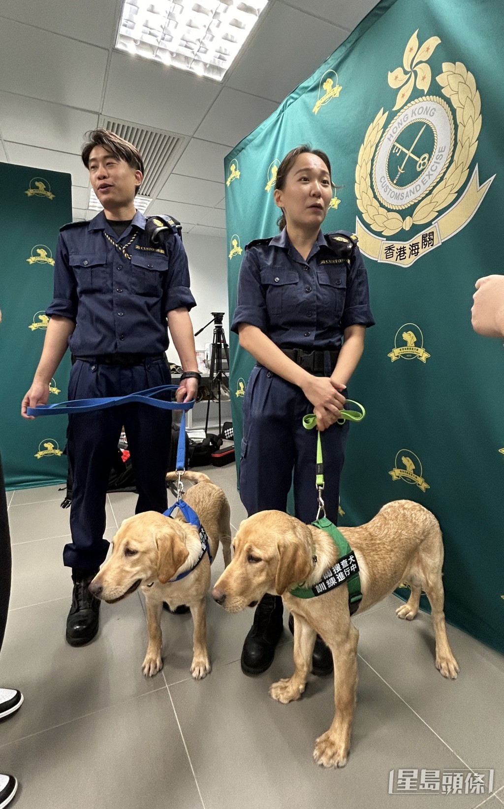 兩名領犬員分別屬深圳灣小隊的關員陳潛均(圖左)以及策略及幼犬發展小隊關員朱彩翹 兩名領犬員分別屬深圳灣小隊的關員陳潛均(圖左)以及策略及幼犬發展小隊關員朱彩翹