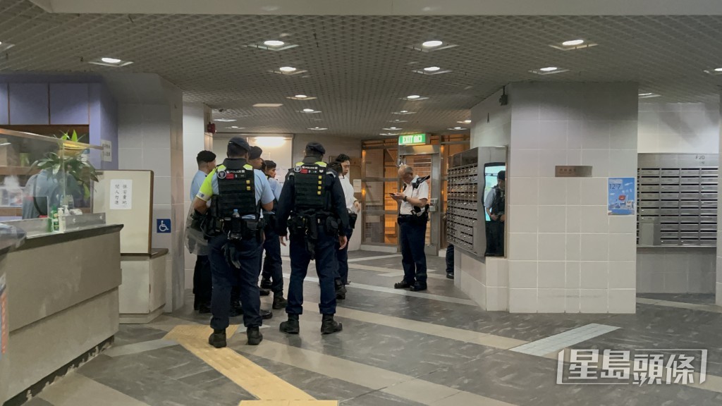警員穿上防護背心及手持盾牌登樓調查。曾志恒攝 警員穿上防護背心及手持盾牌登樓調查。曾志恒攝