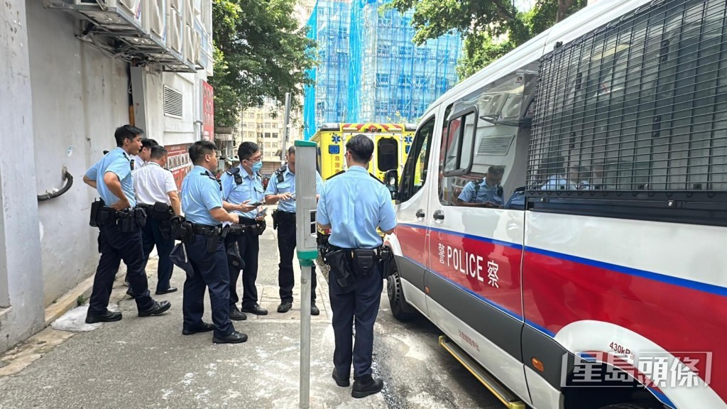 警员到场展开游说。
