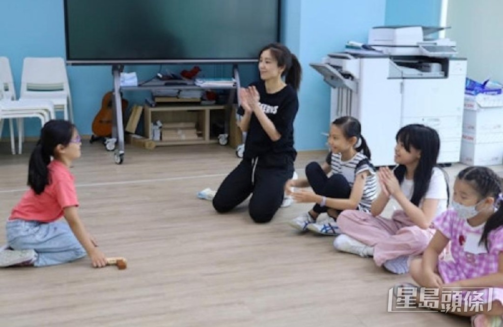 黄智雯钟意与小朋一起。
