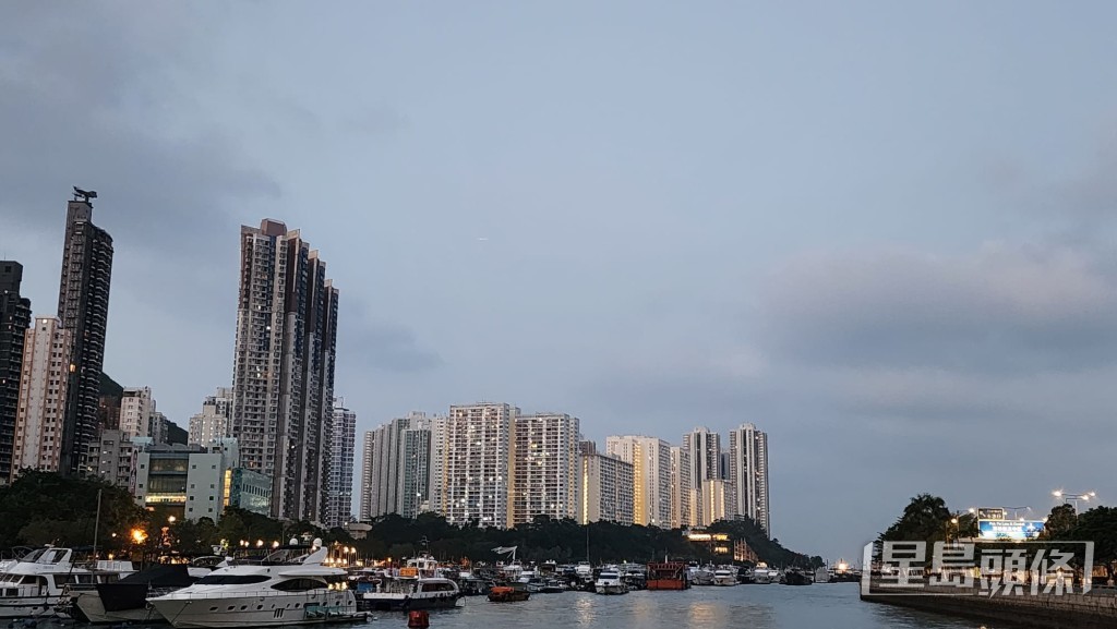本港地區今日大致天晴，吹和緩東至東北風。黎志偉攝