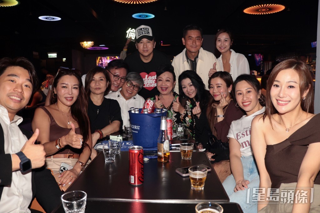 家燕姐及黑妹姐等都撐子博。