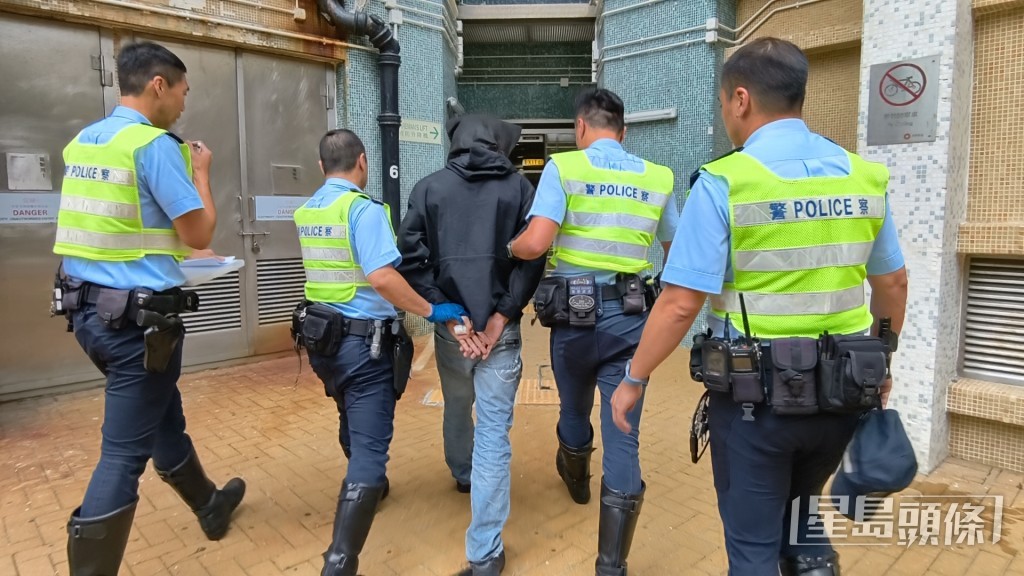 警方將男子押至其位於海暉樓的寓所蒐證。 警方將男子押至其位於海暉樓的寓所蒐證。