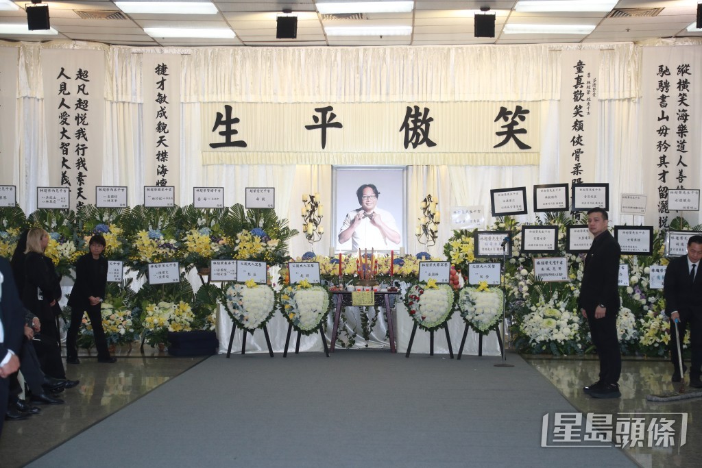 林超榮靈堂布置簡潔、並放滿花牌。