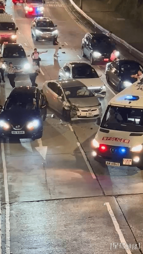 私家車突然向前衝。