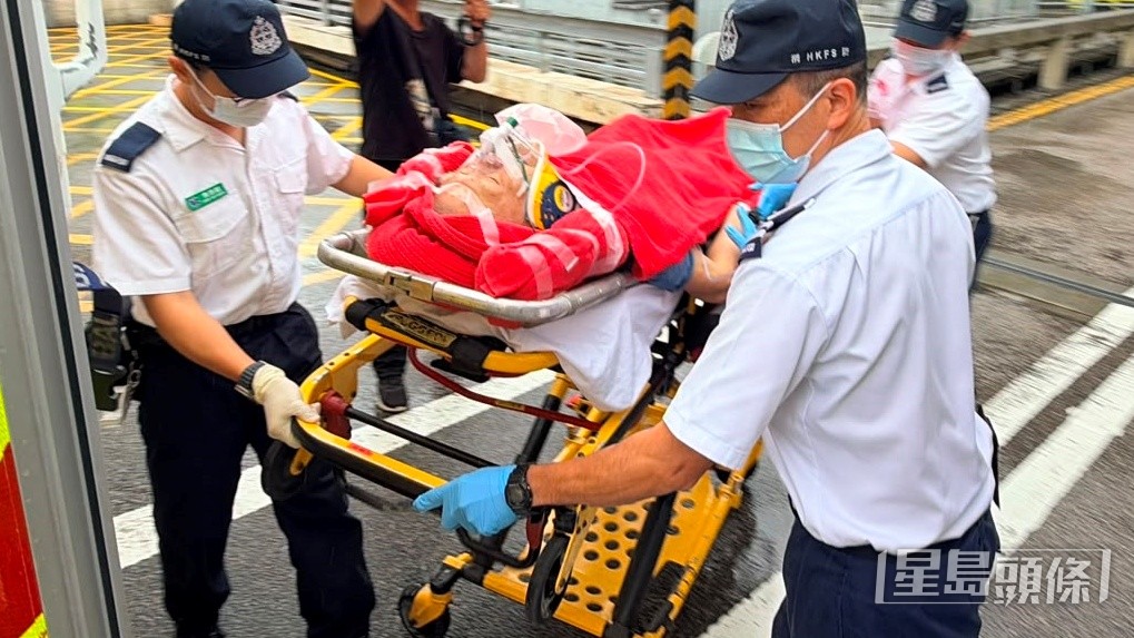老翁腳傷清醒送院。梁國峰攝