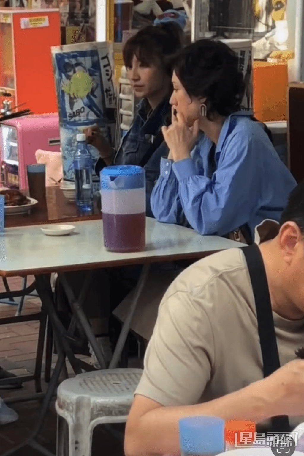 身穿藍色恤衫的高麗虹打扮優雅。