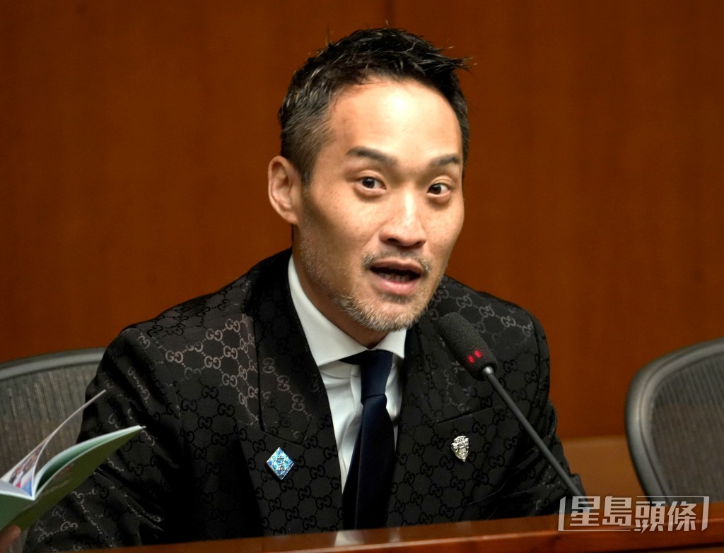 早前申報自己將作人父的何敬康。