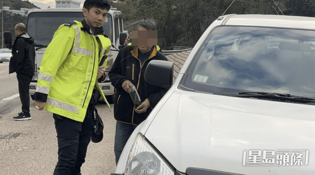 屯門公路私家車清晨自炒撼防撞欄,司機向警員提供資料。蔡楚輝攝 屯門公路私家車清晨自炒撼防撞欄,司機向警員提供資料。蔡楚輝攝