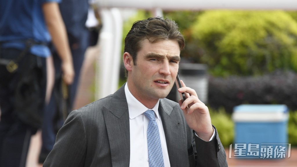 今朝「川河型驹」同「将睿」课后游达荣走去机坪，并且落手逐一检视。