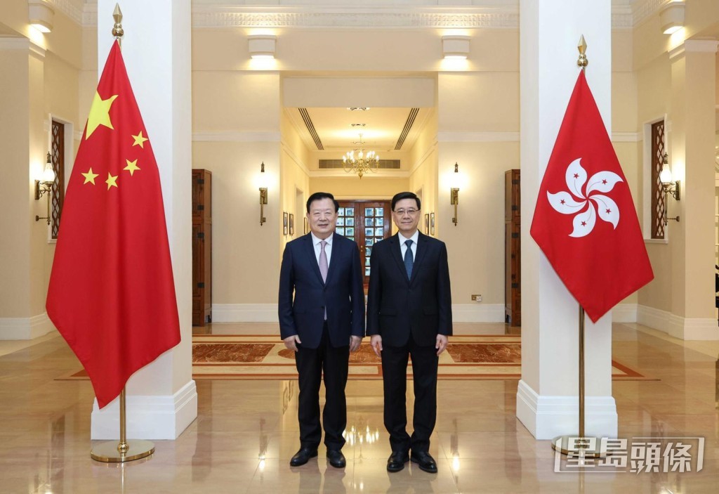 夏寶龍前往禮賓府與行政長官會面。港澳辦圖片 夏寶龍前往禮賓府與行政長官會面。港澳辦圖片