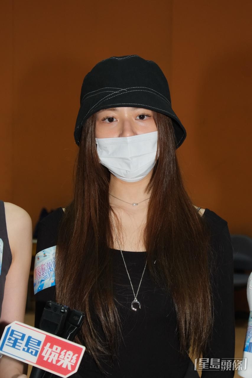 莊子璇感冒戴口罩堅持排練。