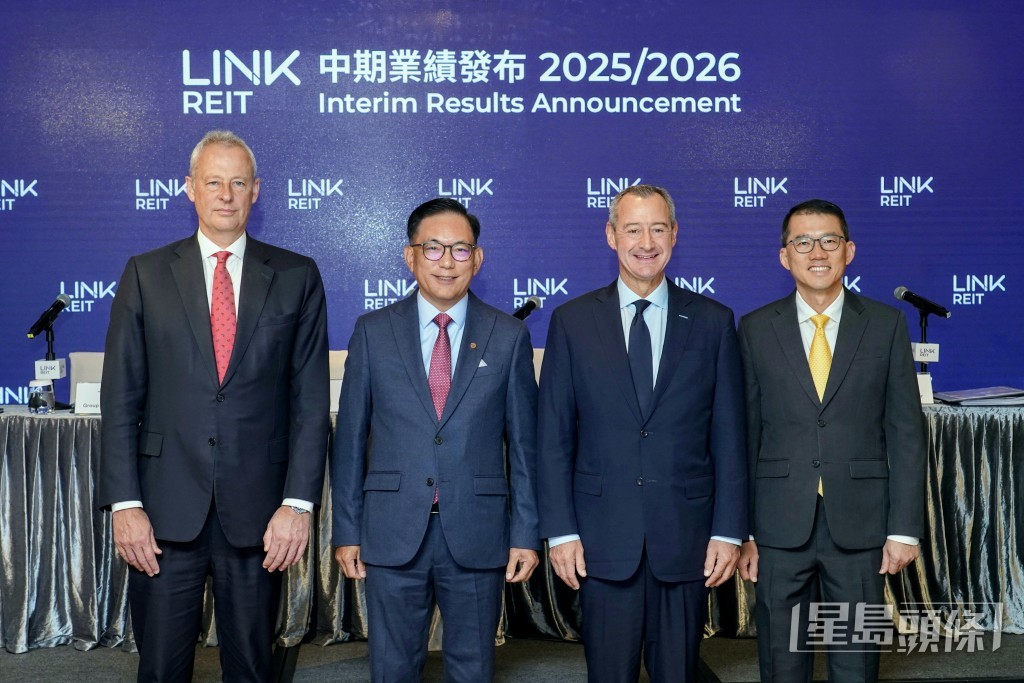 領展主席歐敦勤（右二）坦言，尚未清楚續租租金何時復甦，目前已見到一些樂觀跡象，但租金表現較滯後。