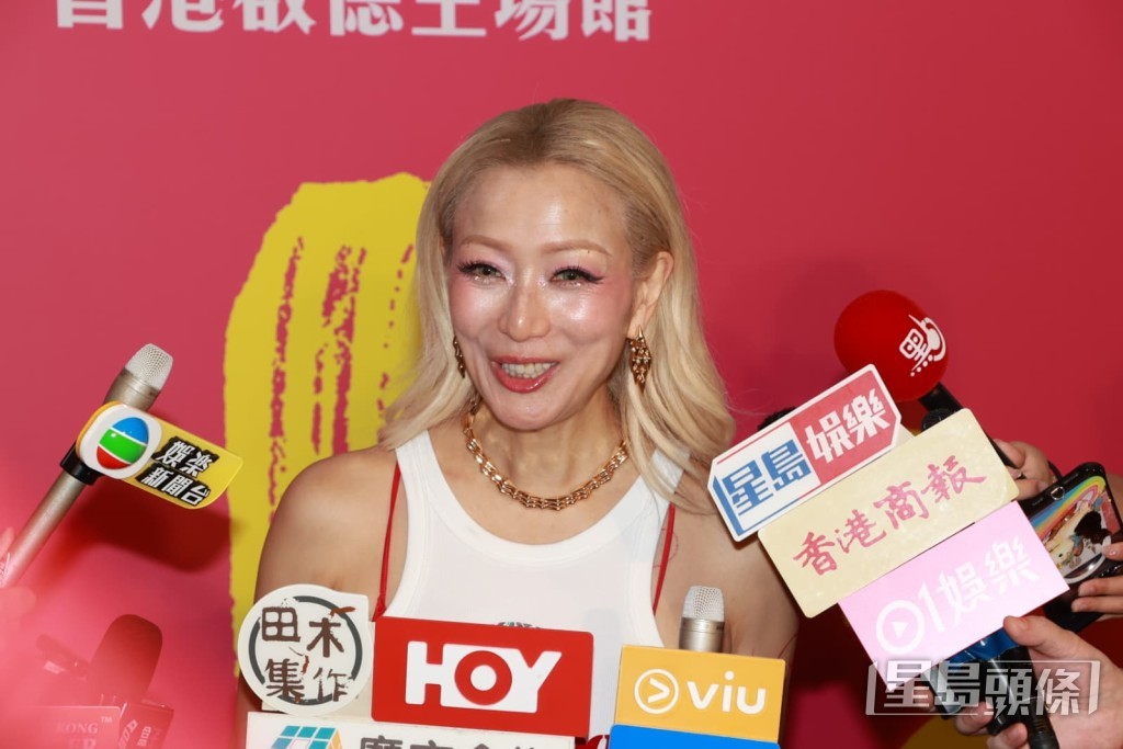 她和觀眾都滿意三場答謝會。 她和觀眾都滿意三場答謝會。