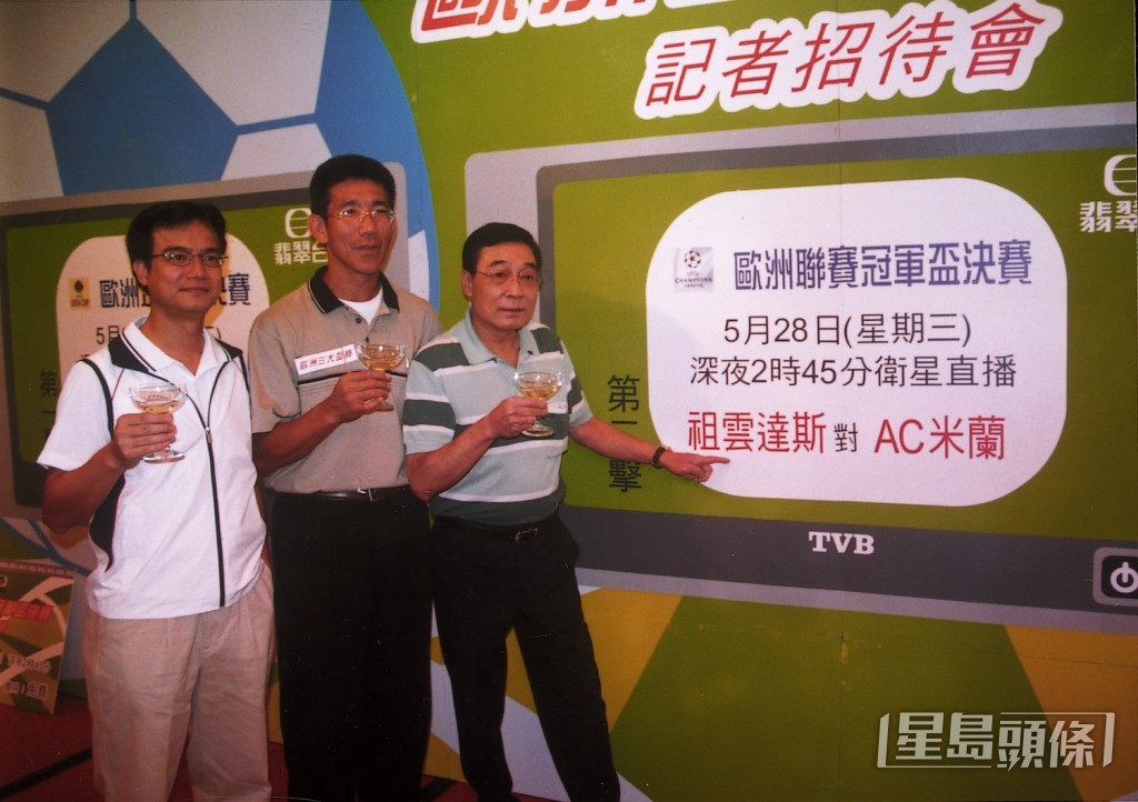 1989年鍾志光正式簽約TVB，擔任足球評述、主持《球迷世界》等體育節目為人熟悉。