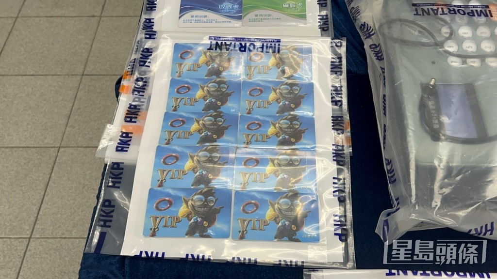 警方展示檢獲的證物。楊偉亨攝