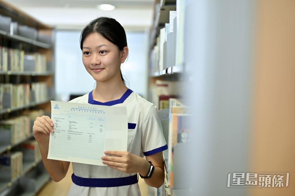 她有意在本港修讀醫科,未決定選讀香港中文大學或香港大學,未來希望在香港當一名醫生。劉駿軒攝 她有意在本港修讀醫科,未決定選讀香港中文大學或香港大學,未來希望在香港當一名醫生。劉駿軒攝