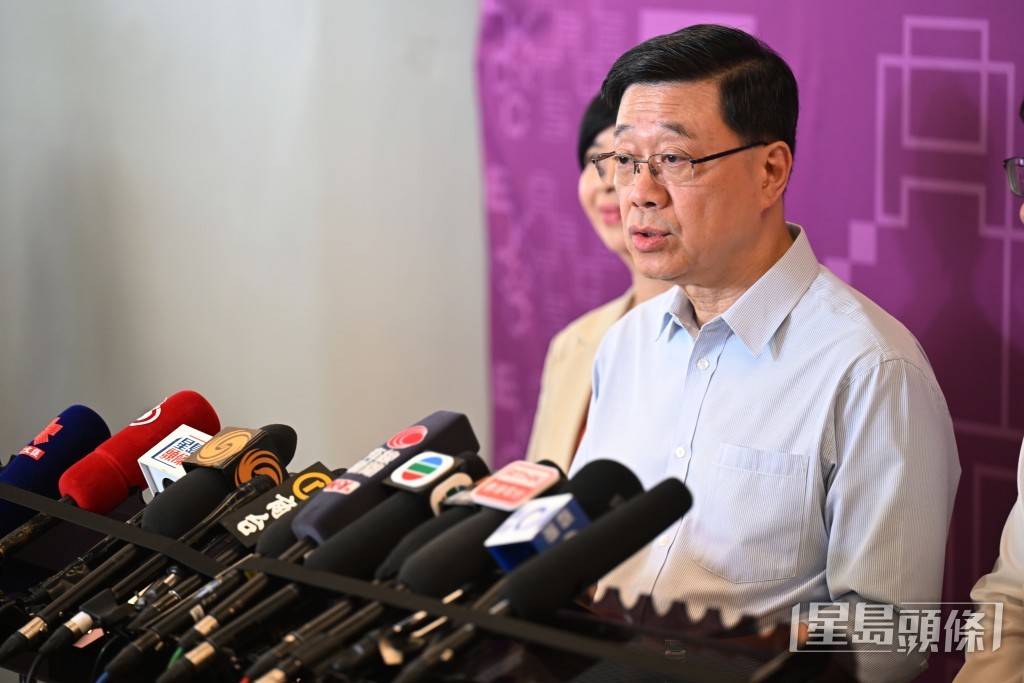 李家超到訪東九文化中心後會見傳媒。劉駿軒攝 李家超到訪東九文化中心後會見傳媒。劉駿軒攝
