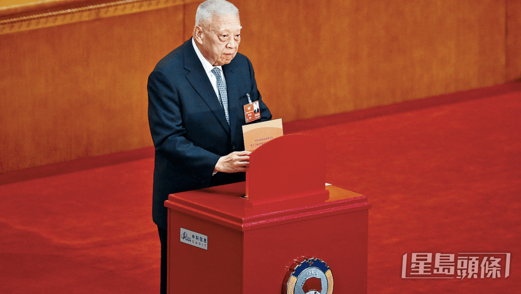 本港首任行政長官、全國政協原副主席董建華本月8日逝世,治喪委員會今日(15日)發佈訃告,公佈高規格國葬喪禮細節。 本港首任行政長官、全國政協原副主席董建華本月8日逝世,治喪委員會今日(15日)發佈訃告,公佈高規格國葬喪禮細節。