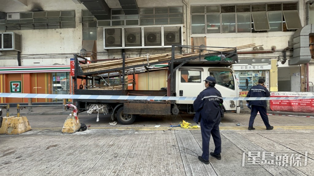 工人墮下時壓中放竹枝的貨車。林思明攝 