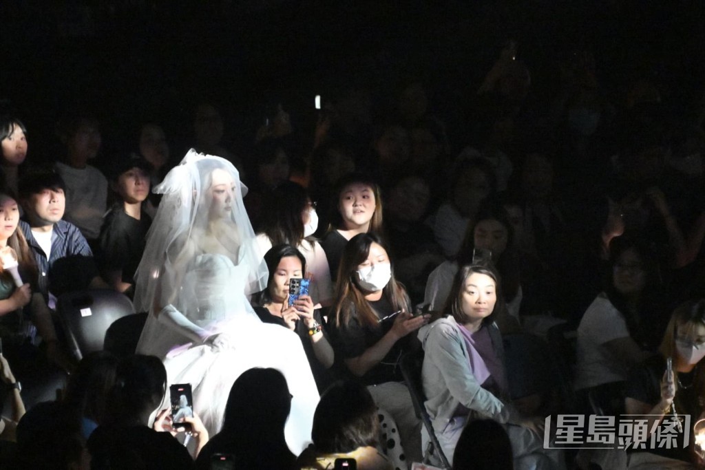 一位女舞者以新郎造型登場。 一位女舞者以新郎造型登場。