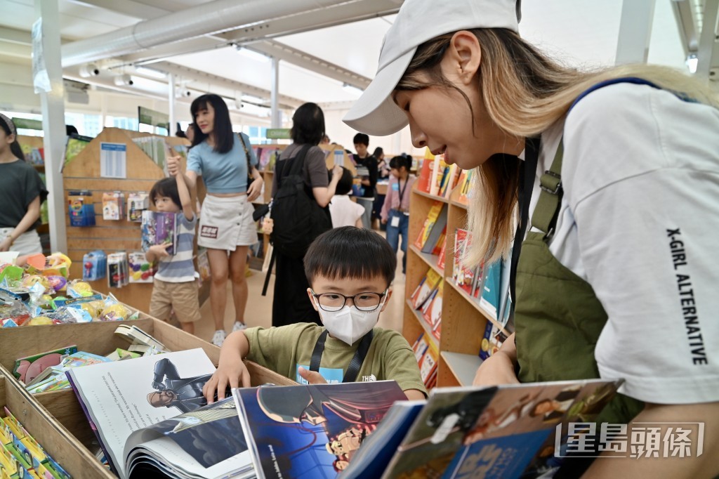 「望僕號」開放予市民及遊客參觀，並提供超過2千種書籍和紀念品。鍾健華攝
