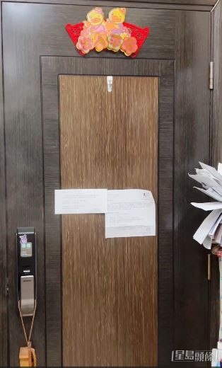 池女士單位關門後仍有白煙湧入屋內，她坦言當時十分擔心。池女士提供影片截圖