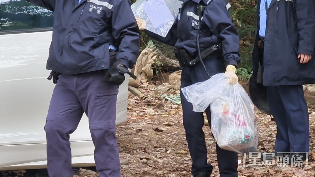 警員檢走一包炭。梁國峰攝