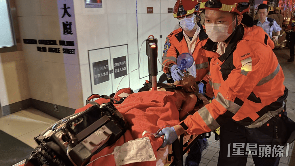 救護人員一邊為男傷者使用自動心肺復甦機,一邊將他緊急送院。黎志偉攝 救護人員一邊為男傷者使用自動心肺復甦機,一邊將他緊急送院。黎志偉攝