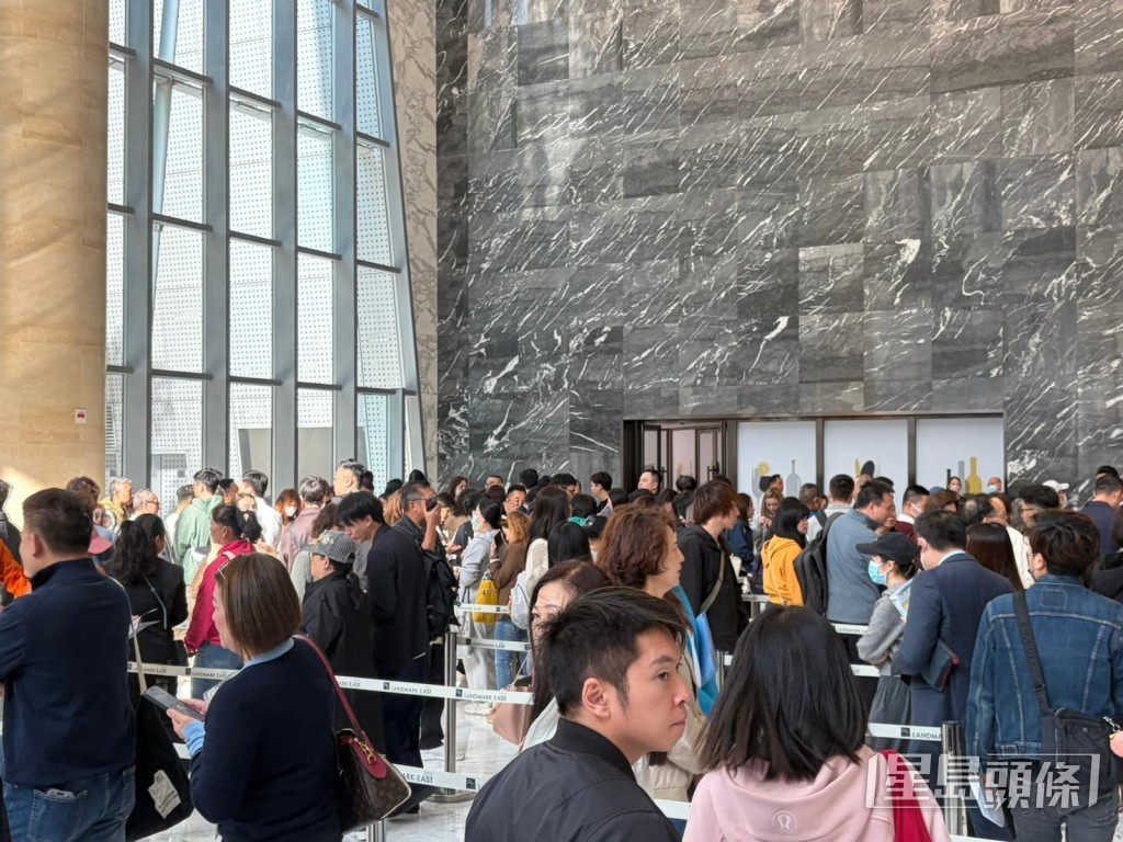 就位於觀塘商廈的售樓處現場所見，多組買家於開售前已到場等候，並與代理商討選樓策略。