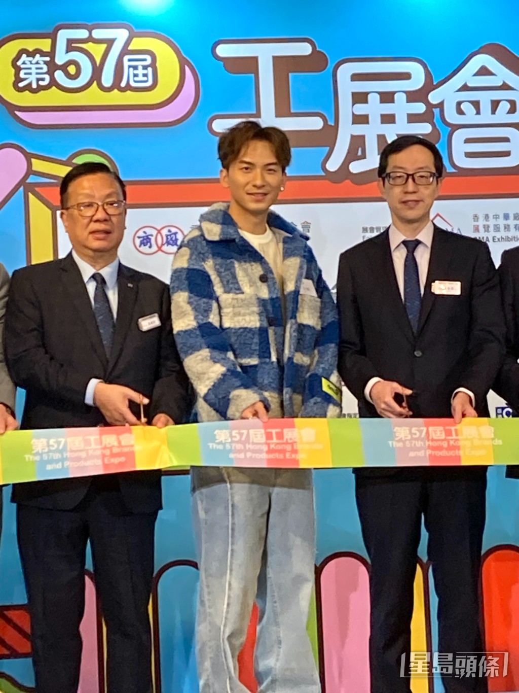 面對一班工展小姐，已婚的周吉佩笑言太太容易呷醋，所以不敢亂望。