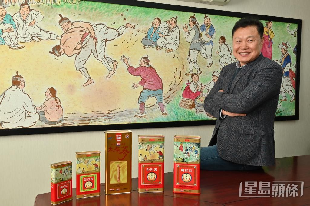 韓印紅以傳統韓國文化活動油畫作為招牌罐裝人參的設計,寓意人參帶來朝氣活力。 韓印紅以傳統韓國文化活動油畫作為招牌罐裝人參的設計,寓意人參帶來朝氣活力。