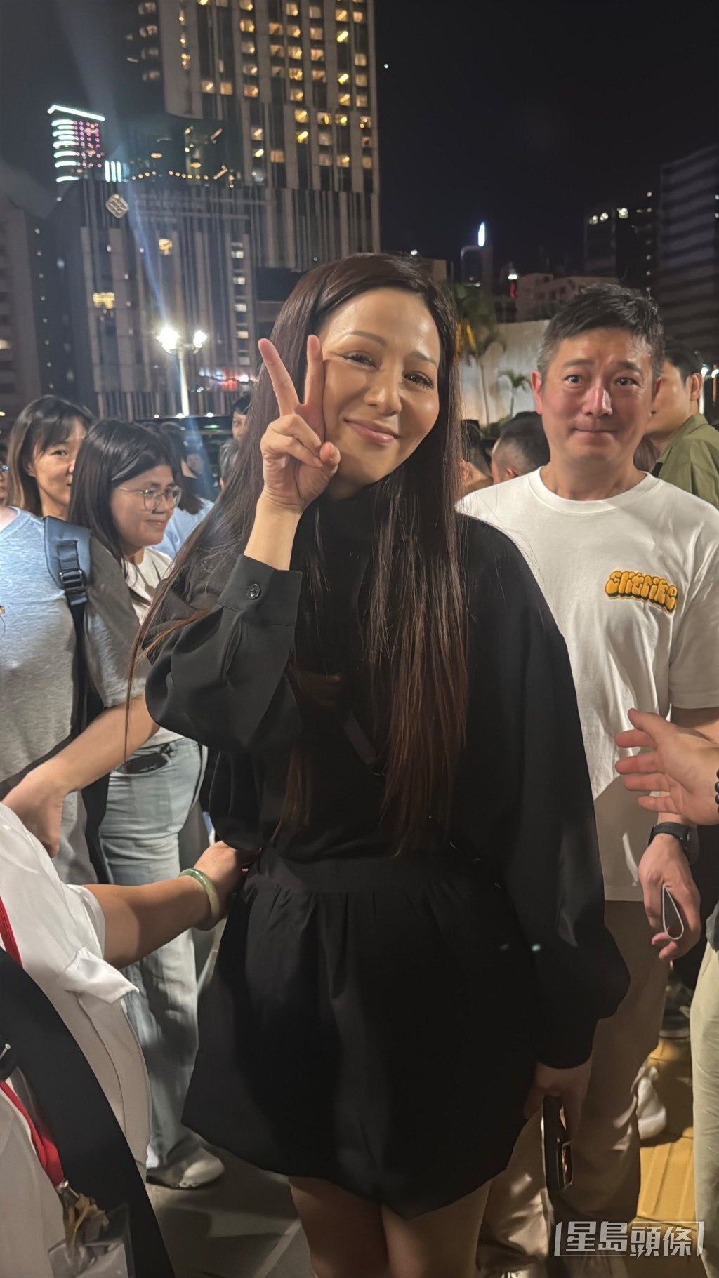 滕麗名好興奮。