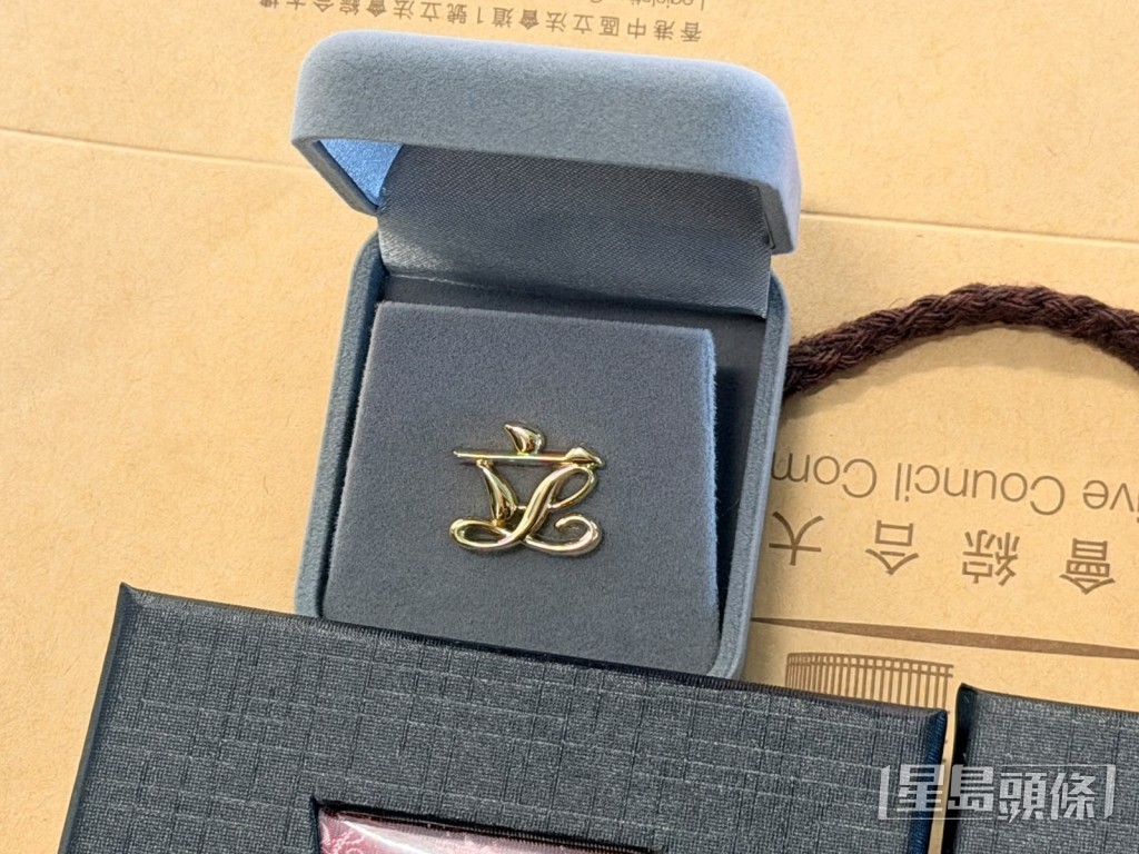 徽章則分為金、銀兩色。 徽章則分為金、銀兩色。