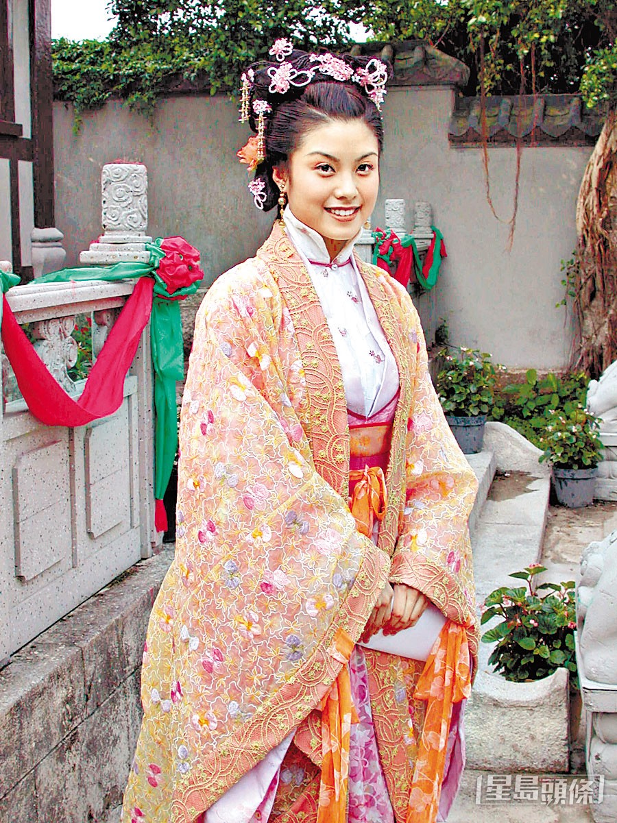 廖碧兒一卸任即加入經典長篇處境劇《皆大歡喜》，飾演重戲份的「深田公主」。
