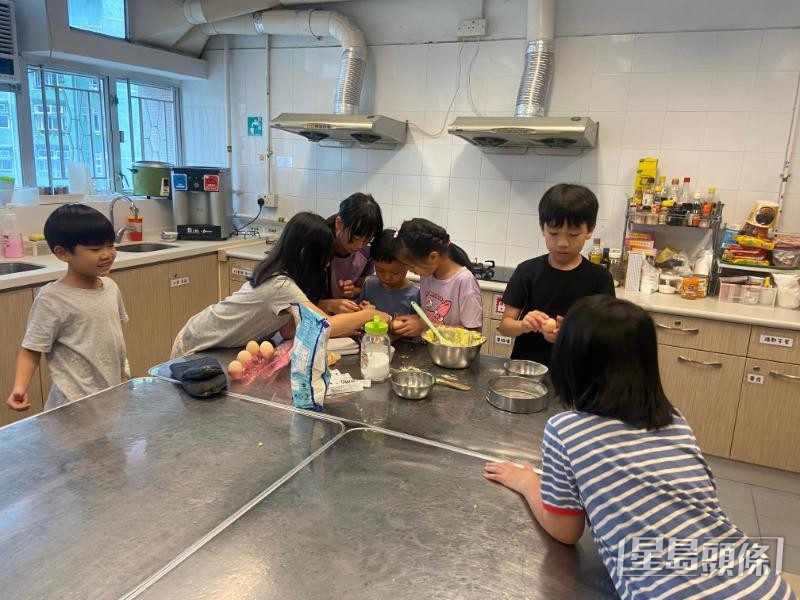 香港小童群益會為託管學童舉辦不同康樂活動,包括運動會及曲奇製作班。 香港小童群益會為託管學童舉辦不同康樂活動,包括運動會及曲奇製作班。